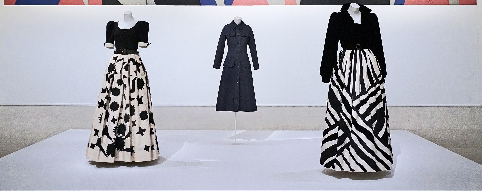 Saint Laurent весна-лето 2027: золотая коллекция Вакарелло