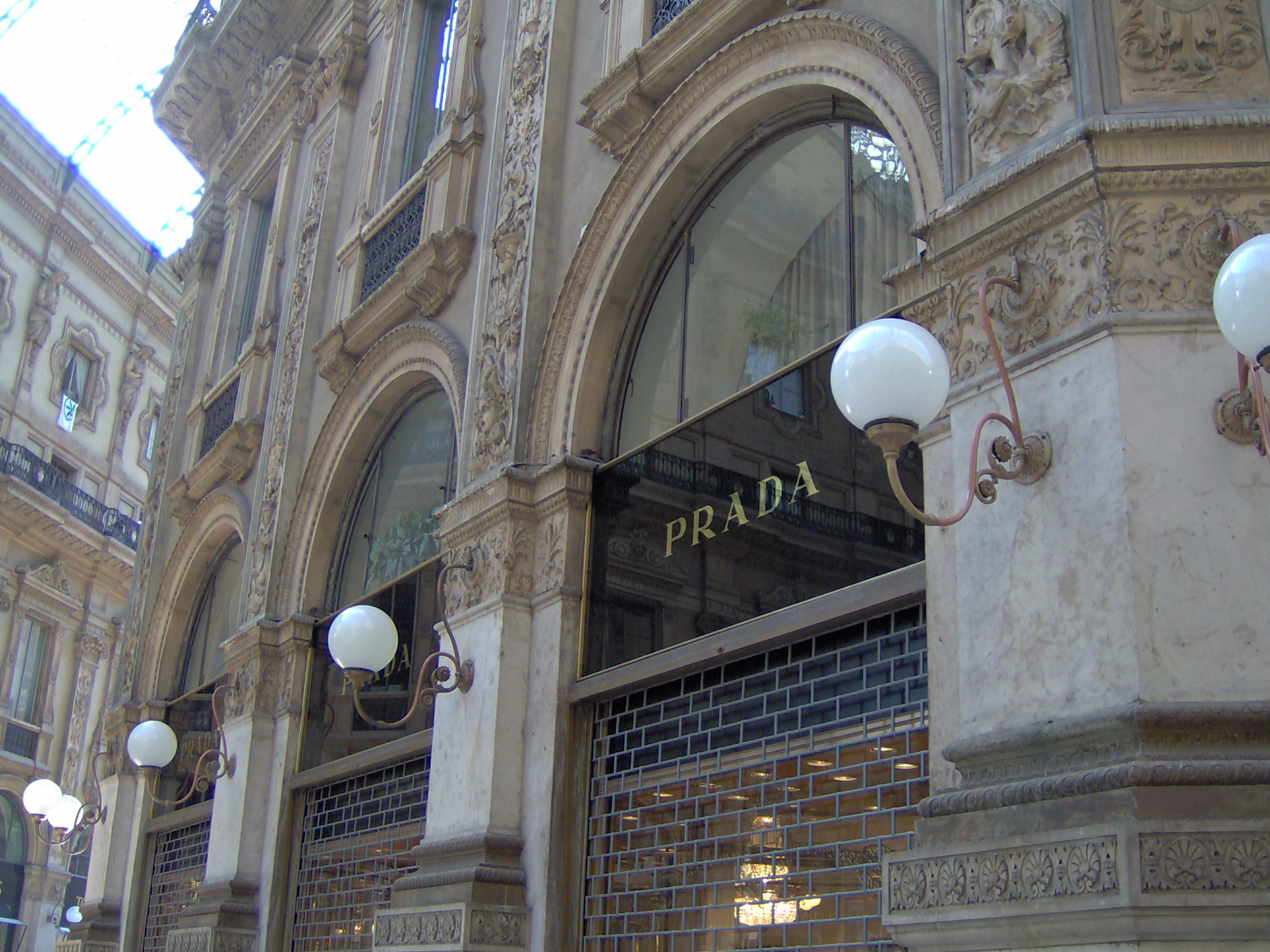 Prada весна-лето 2027: коллекция целиком из юбок открыла Милан
