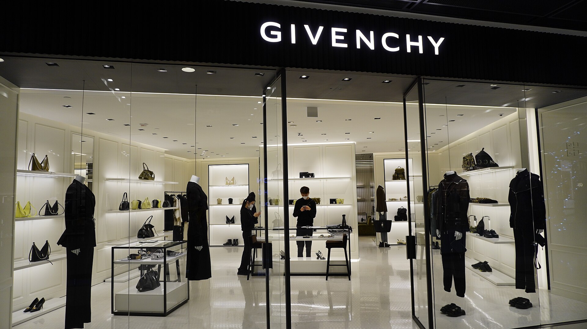 Givenchy открывает собственный онлайн-корнер на Farfetch
