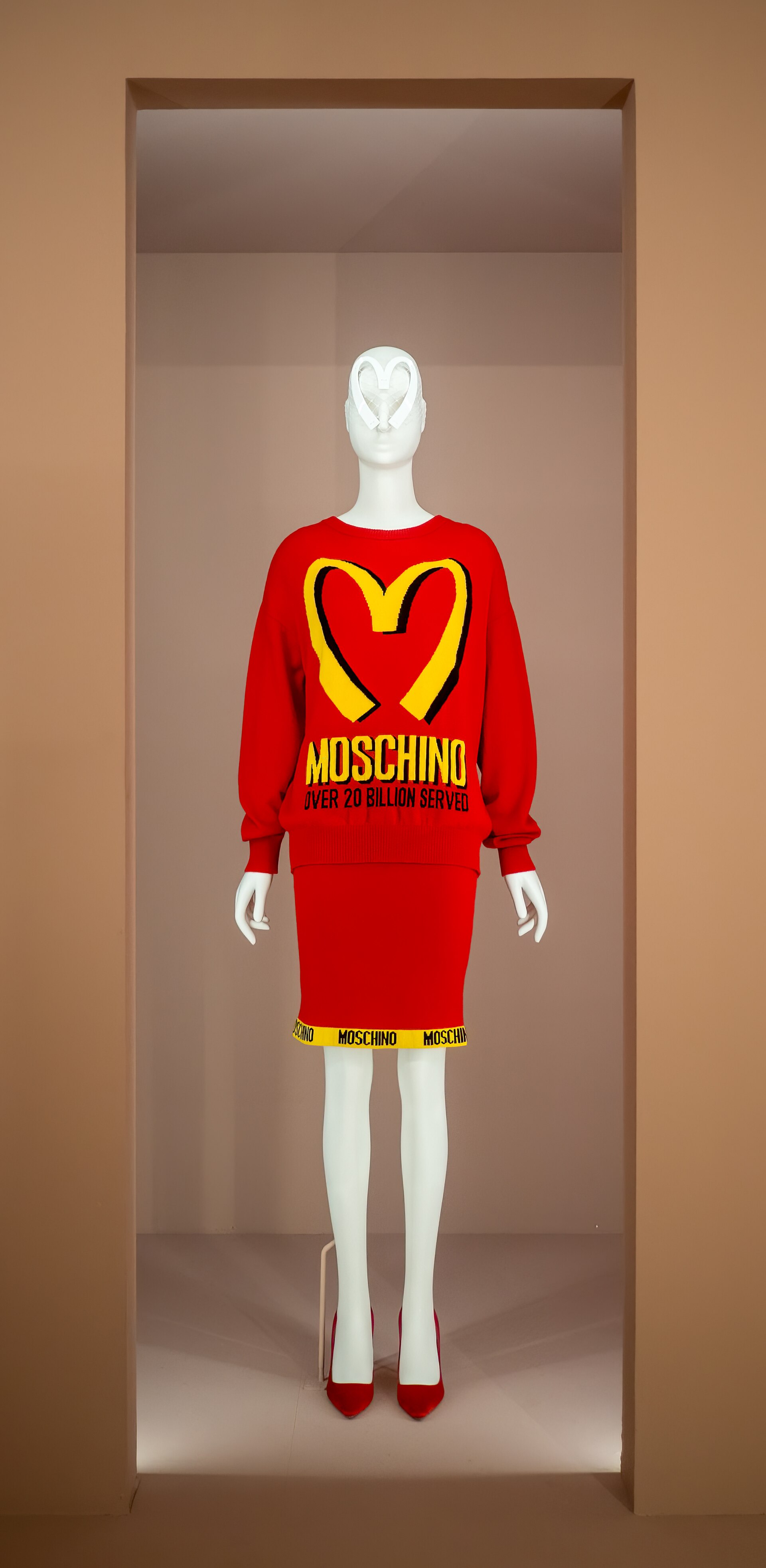 Moschino весна-лето 2027: дебют основателей Sunnei и 400 гостей на подиуме
