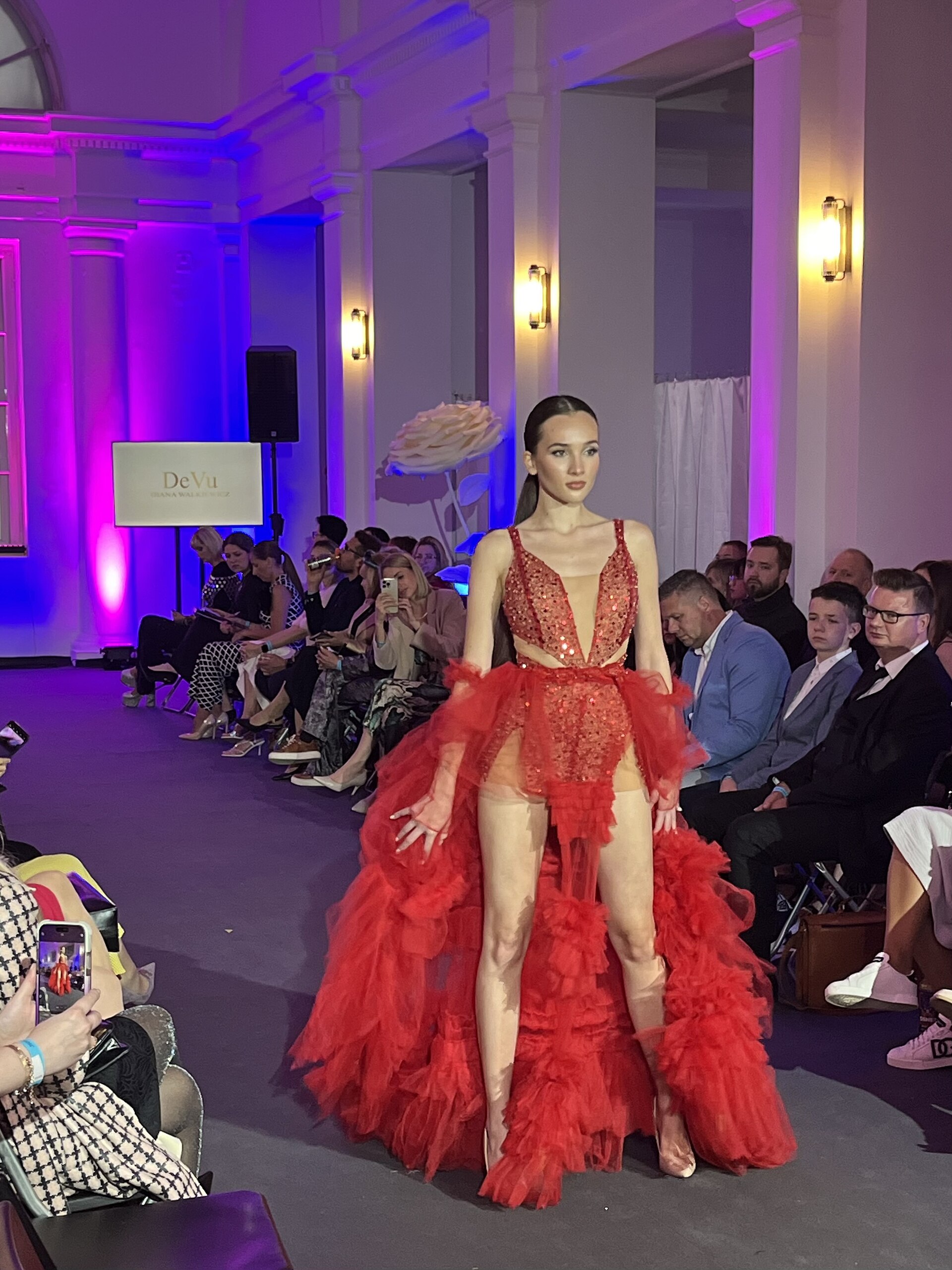 LVMH и Kering подняли минимальный возраст моделей до 18 лет